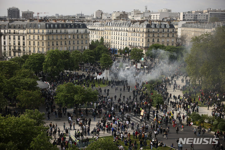 [파리=AP/뉴시스] 1일(현지시각) 프랑스 파리에서 노동절 집회가 열리고 있다. 2024.05.02.