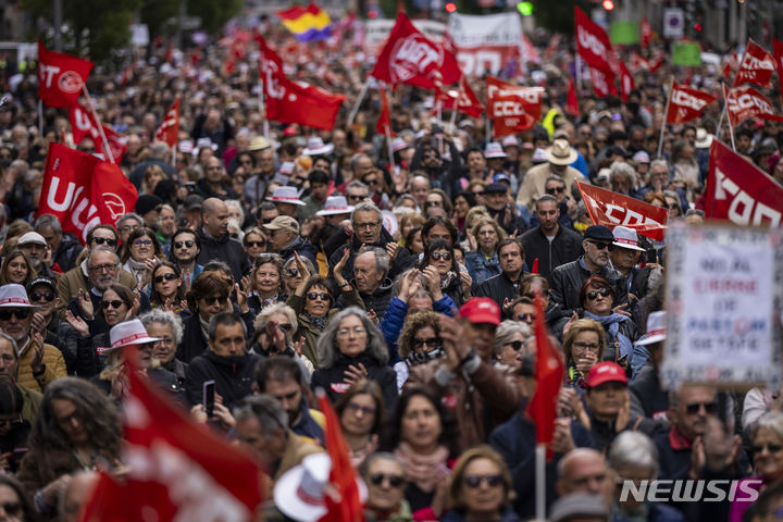 [마드리드=AP/뉴시스] 1일(현지시각) 스페인 마드리드에서 노동절 집회가 열리고 있다. 2024.05.02.