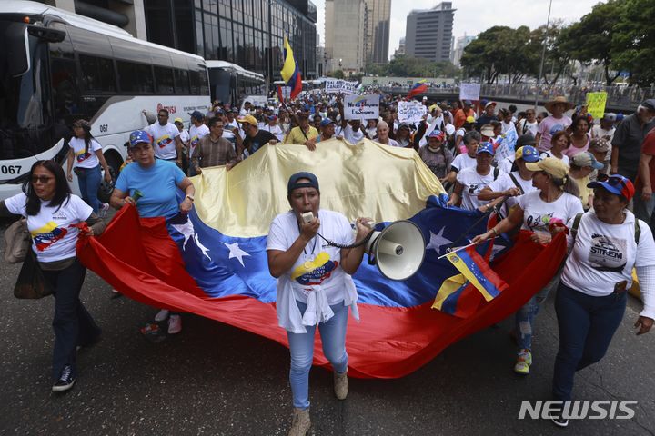 [카라카스=AP/뉴시스] 1일(현지시각) 베네수엘라 카라카스에서 열린 노동절 집회에서 시위대가 행진하고 있다. 2024.05.02.