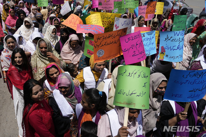 [라호르=AP/뉴시스] 1일(현지시각) 파키스탄 라호르에서 열린 노동절 집회에 참가한 여성 노동자들이 임금 인상을 촉구하고 있다. 2024.05.02.