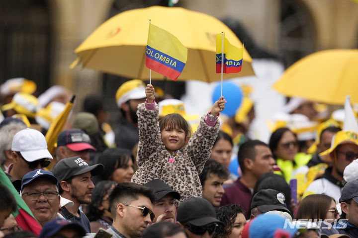 [보고타=AP/뉴시스] 1일(현지시각) 콜롬비아 보고타 볼리바르 광장에서 열린 노동절 집회에서 한 어린이가 콜롬비아 국기를 흔들고 있다. 2024.05.02.