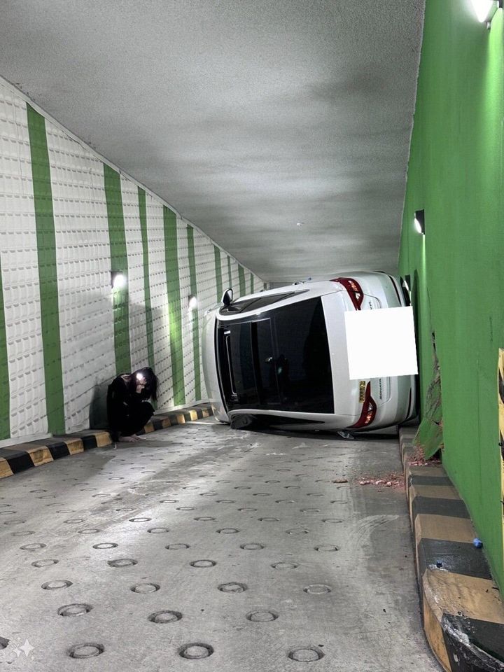 [서울=뉴시스]마트 주차장 출입로에서 전복된 차량을 촬영한 사진이 누리꾼들 사이에서 화제가 되고 있다.(사진=온라인 커뮤니티 캡처) *재판매 및 DB 금지