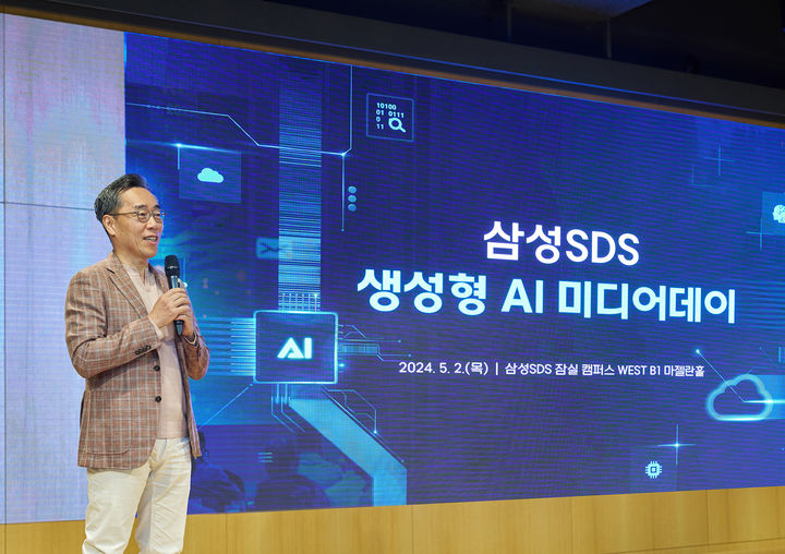 황성우 삼성SDS 대표이사가 2일 서울 잠실캠퍼스에서 생성형 인공지능 서비스 '패브릭스와 '브리티 코파일럿'의 정식 출시를 알렸다. (사진 제공=삼성SDS) *재판매 및 DB 금지