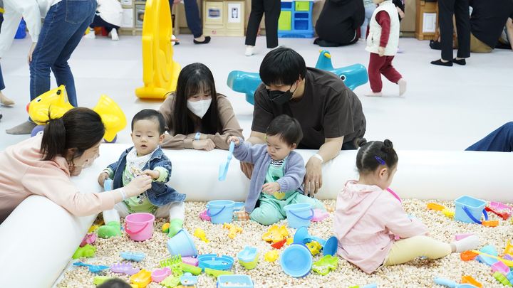[서울=뉴시스]삼성전기 어린이날 초청 행사에서 임직원들이 가족과 시간을 보내고 있다. (사진 = 삼성전기) 2024.05.02. photo@newsis.com *재판매 및 DB 금지