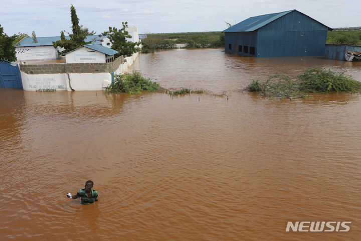 [모로로=AP/뉴시스]아프리카 케냐에서 폭우와 홍수로 사망자가 200명이 넘은 것으로 3일(현지시각) 알려졌다. 사진은 지난 4월28일 케냐 동북부 모로로 지역이 홍수로 잠긴 모습. 2024.05.04.