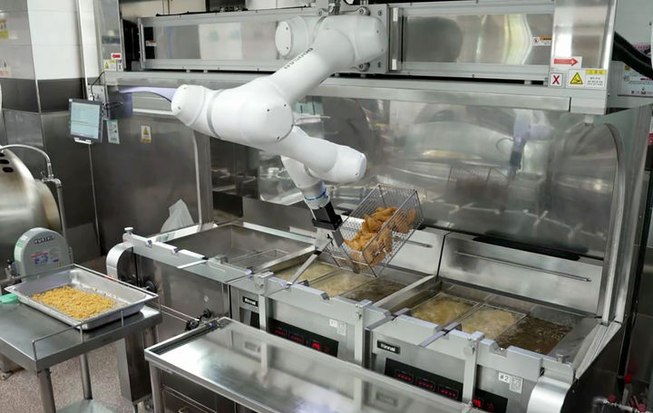 [서울=뉴시스]두산로보틱스 협동로봇이 단체급식 튀김작업을 수행하고 있다. (사진=두산로보틱스) 2024.05.05 photo@newsis.com *재판매 및 DB 금지