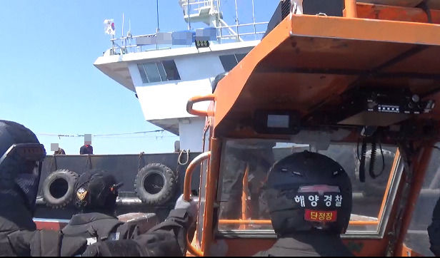 3일 군산해양경찰서가 제한조건을 위반한 채 조업 중이던 중국 어선을 나포했다. (사진=군산해경 제공) *재판매 및 DB 금지