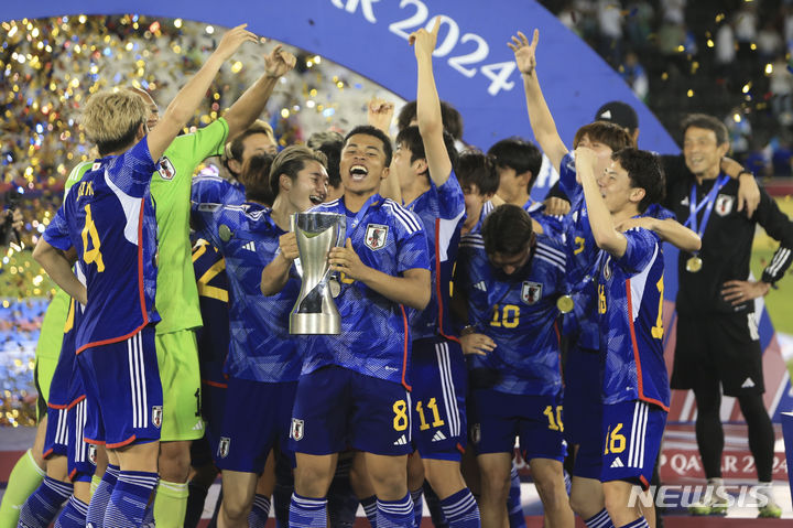 [도하=AP/뉴시스] 2024 아시아축구연맹(AFC) U-23 아시안컵에서 우승을 달성한 일본. 2024. 5. 3.