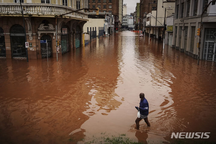 [포르투 알레그레( 브라질)=AP/뉴시스] 브라질 남부 히우그란데두솔 주의 도시들이 5월3일부터 내린 심한 폭우와 홍수로 흙탕물 속에 잠겨 있다. 2024. 05. 06. 