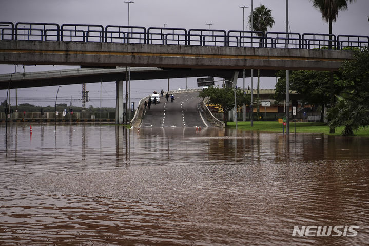 [포르투알레그레(히우그란지두술주)=AP/뉴시스] 3일(현지시간) 브라질 히우그란지두술 주 포르투알레그레의 고속도로가 폭우로 인해 잠긴 모습.