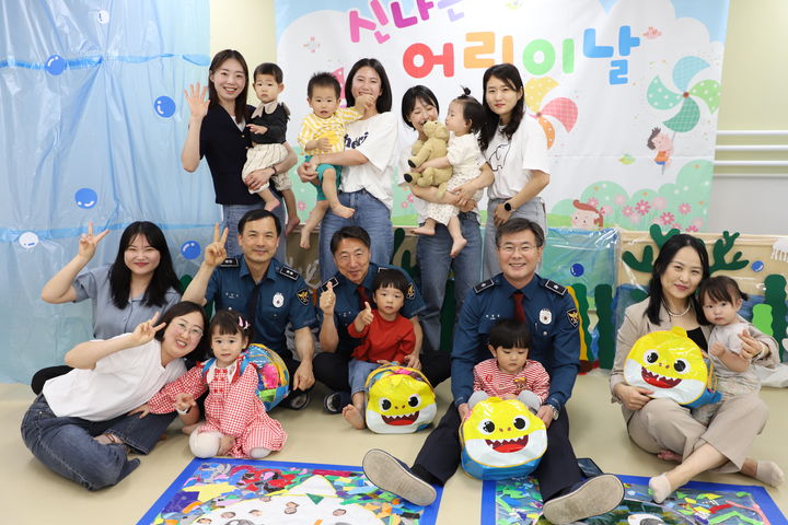 박종섭(오른쪽 두번째) 서장이 직장 어린이집을 찾아 원생들과 기념사진을 찍고 있다 (사진=구미경찰서 제공) *재판매 및 DB 금지