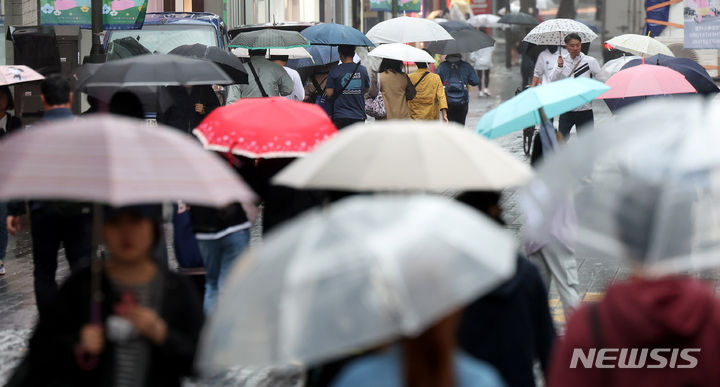 [서울=뉴시스] 추상철 기자 = 화요일인 오는 7일은 전국 대부분 지역에 가끔 비가 오는 곳이 있겠으나 대부분 소강상태를 보이겠다. 사진은 비가 내린 어린이날 연휴 마지막날인 지난 6일 오전 서울 중구 명동거리에서 우산을 쓴 행인들이 발걸음을 옮기고 있는 모습. 2024.05.06. scchoo@newsis.com