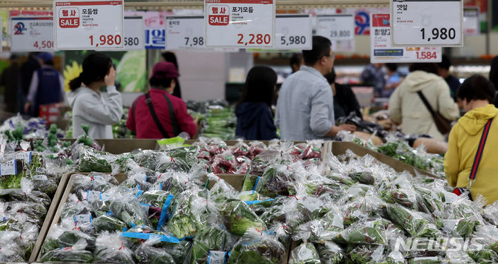 [서울=뉴시스] 추상철 기자 = 채소, 과일 가격이 고공행진을 보이고 있는 6일 오후 서울시내 한 대형마트에서 시민들이 채소를 고르고 있다. 2024.05.06. scchoo@newsis.com
