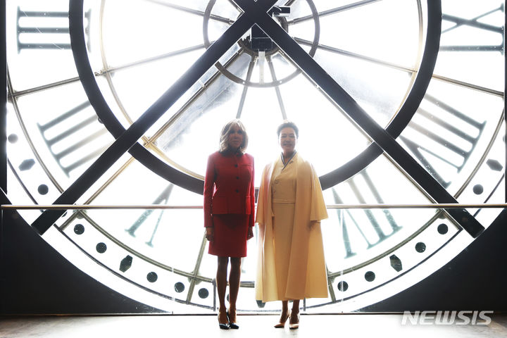 [파리=AP/뉴시스] 시진핑 중국 국가주석의 부인 펑리위안(오른쪽) 여사와 에마뉘엘 마크롱 프랑스 대통령의 부인 브리지트 여사가 6일(현지시각) 파리 오르세 미술관을 방문해 시계 앞에서 기념 촬영하고 있다. 2024.05.07.