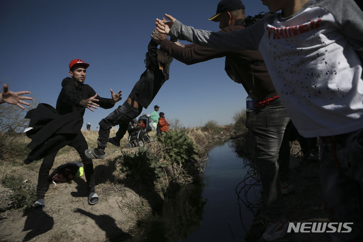[AP/뉴시스] 2023년 보도사진으로 올해의 퓰리처상을 수상한 AP통신 사진들 중 멕시코 치우다드 후아레스에서 출발한 이민들의 텍사스 국경 리오 그란데강을 건너는 모습. 2024. 05. 07. 