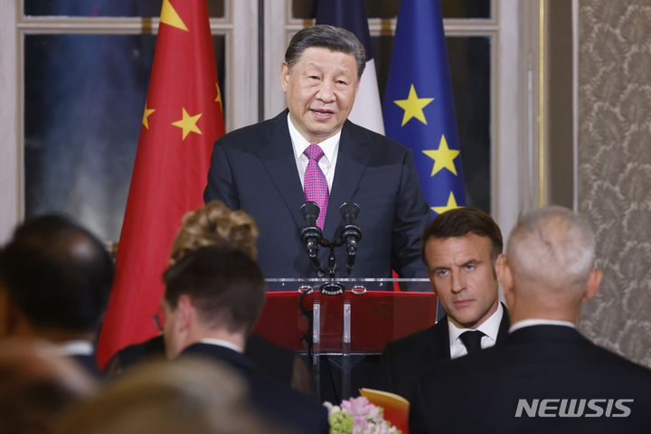 [파리=AP/뉴시스] 시진핑 중국 국가주석이 6일(현지시각) 프랑스 파리의 엘리제궁에서 에마뉘엘 마크롱 프랑스 대통령이 주최한 국빈 만찬에 참석해 연설하고 있다. 그는 다음 날 세르비아로 떠났다. 2024.05.08.