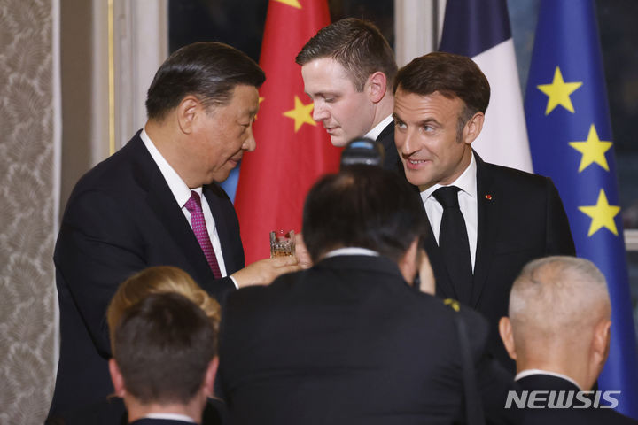 [파리=AP/뉴시스] 시진핑(왼쪽) 중국 국가주석이 6일(현지시각) 프랑스 파리의 엘리제궁에서 열린 국빈 만찬 중 에마뉘엘 마크롱 프랑스 대통령과 건배하고 있다. 2024.05.07.