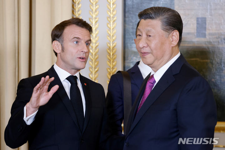 [파리=AP/뉴시스]에마뉴엘 마크롱 프랑스 대통령은 6일 시진핑 중국 국가주석과의 회담에서 중국이 러시아에 무기 판매를 자제하겠다는 약속을 환영하고 감사한다고 말했다. 두 정상이 6일 파리 엘리제궁에서 만찬을 갖기에 앞서 환담하고 있다. 2024.05.07