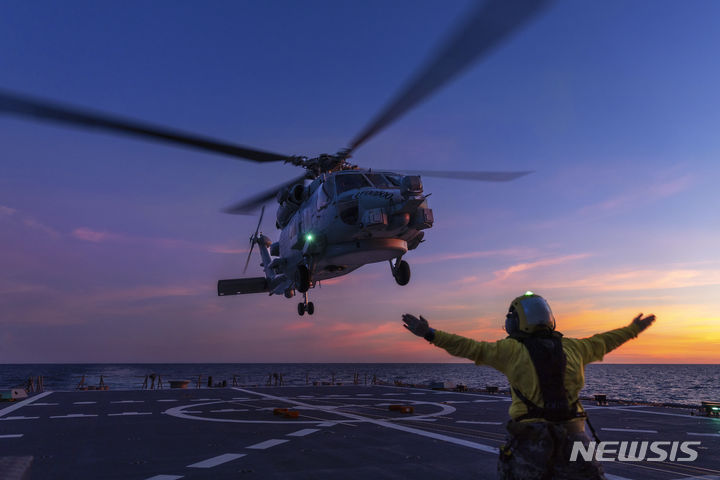 [AP/뉴시스] ﻿﻿서해 내 국제 수역에서 유엔 안전보장이사회(안보리)의 대북 제재를 집행하던 호주 해군 소속 헬리콥터를 향해 중국 전투기가 조명탄을 발사하는 일이 벌어진 가운데 중국 국방부는 적반하장이라고 반박했다. 사진은 호주 시호크 헬기가 HMAS 호바트함 갑판에 착륙하는 모습. 2024.05.08