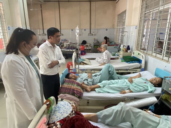 베트남에서 식중독으로 입원한 환자들이 롱 칸 병원에서 치료를 받고 있는 모습(사진=베트남 'VN익스프레스' 홈페이지 캡쳐) *재판매 및 DB 금지
