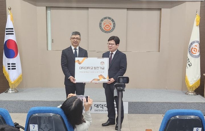 발전기금을 기부한 애홍가(왼쪽) 공사참사관과 김대성 총장 *재판매 및 DB 금지