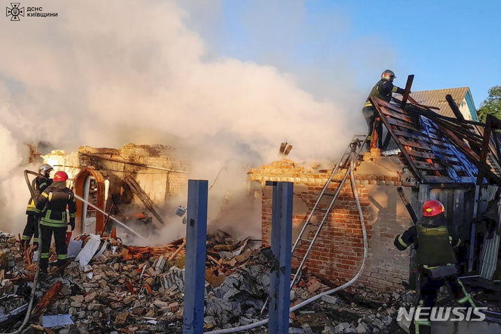 [AP/뉴시스] 우크라 비상대책 당국 제공 사진으로 8일 러시아 미사일 공격 후 구조대가 키이우 지역에서 진화작업하고 있다