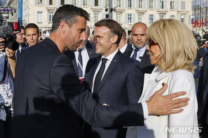 [마르세유=AP/뉴시스] 에마뉘엘 마크롱 프랑스 대통령(가운데)과 토니 에스탕게 2024 파리올림픽 조직위원장(왼쪽)이 8일(현지시각) 프랑스 제2 도시 마르세유에서 성화 봉송 도착식에 참석한 모습. 2024.05.09.