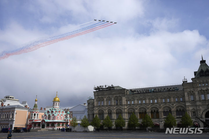[모스크바=AP/뉴시스] 9일(현지시간) 러시아 수도 모스크바 붉은광장에서 열린 제2차 세계대전 전승절 79주년 열병식에서 수호이(Su)-25 전투기가 러시아 국기 색깔 연기를 남기며 피날레를 장식하고 있다. 2024.05.09.