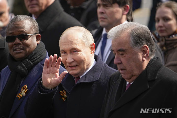 [모스크바=AP/뉴시스] 블라디미르 푸틴(가운데) 러시아 대통령과 에모말리 라몬(오른쪽) 타지키스탄 대통령이 9일(현지시각) 러시아 모스크바에서 열린 제2차 세계대전 전승절 79주년 열병식 참석 후 이동하고 있다. 전승절은 옛 소련이 제2차 세계대전에서 나치 독일의 항복을 받아낸 1945년 5월 9일을 기념하는 날이다. 2024.05.10.