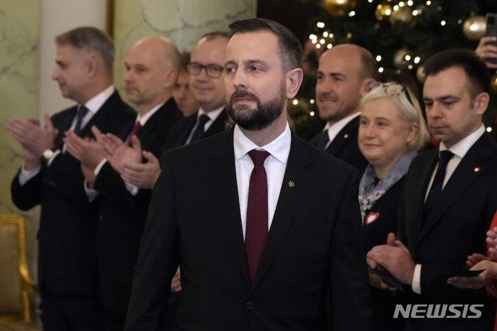 [바르샤바=AP/뉴시스]브와디스와프 코시니아크-카미시 폴란드 국방장관 겸 부총리가 무책임한 발언으로 구설에 올랐다. 사진은 코시니아크-카미시(가운데) 장관이 지난해 12월13일 폴란드 바르샤바 대통령궁에서 열린 취임식에 참석한 모습. 2024.05.10.