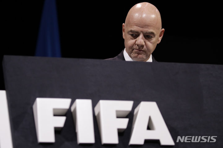 [파리=AP/뉴시스] 잔니 인판티노 국제축구연맹(FIFA) 회장이 지난 2019년 6월5일 프랑스 파리에서 열린 제69차 FIFA 총회 발언을 위해 무대에 올랐다. 2019.06.05.