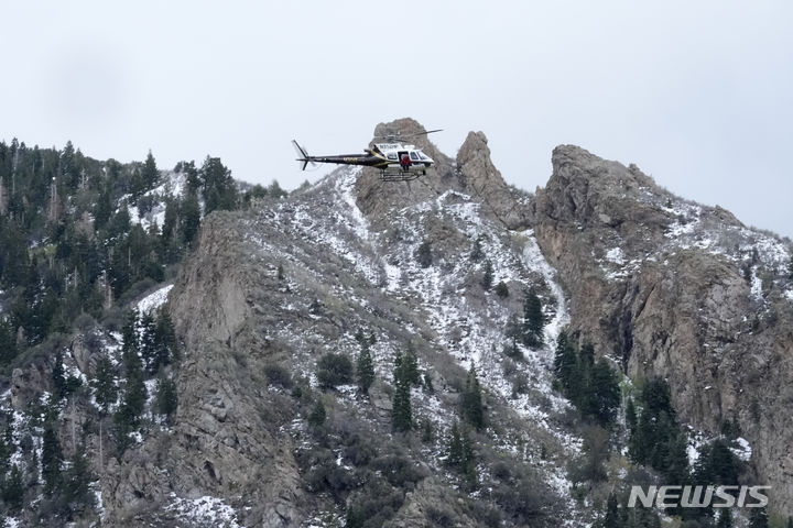 [샌디( 미 유타주)=AP/뉴시스] 유타주 경찰 헬리콥터 구조대가 5월9일 발생한 눈사태 희생자를 찾기 위해 유타주 샌디 부근 산악지대의 히든 밸리 파크 일대를 순찰하고 있다. 2024.065.10. . 