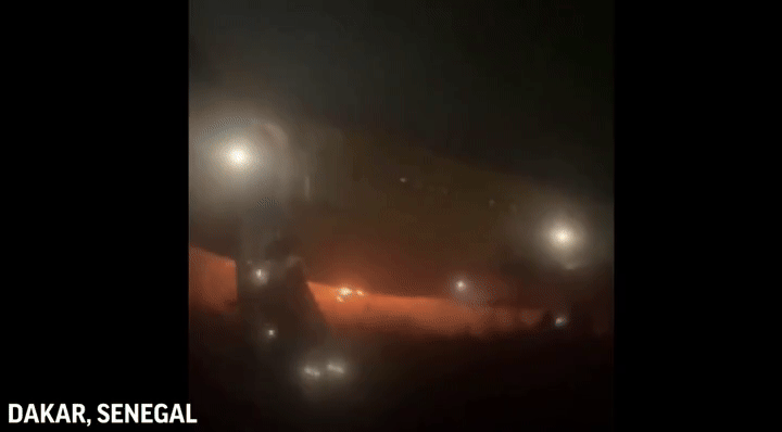 [서울=뉴시스] 세네갈의 수도 다카르 공항에서 보잉 737 여객기가 이륙 중 활주로에서 미끄러지는 사고가 발생했다. 사진은 승객들이 항공기에서 탈출하는 모습. (사진=AP통신 유튜브) *재판매 및 DB 금지