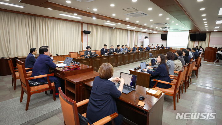 김해시의회, 종이문서 없는 회의…탄소중립 실천