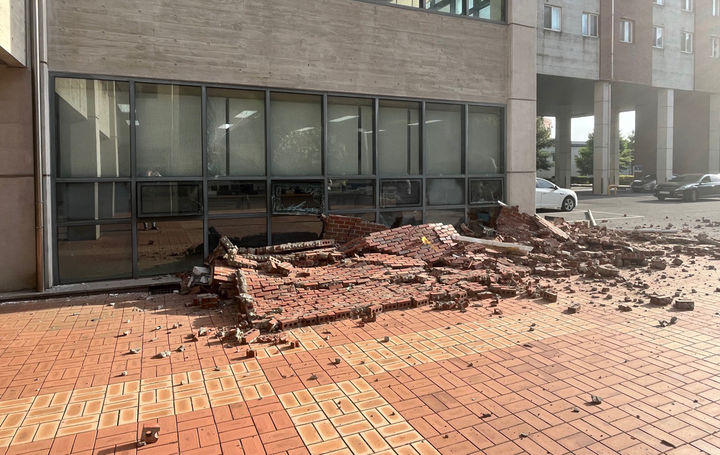 [천안=뉴시스] 충남 천안시 안서동 한 대학교 건물 외벽이 3m 아래로 떨어졌다. 사진=독자제공 *재판매 및 DB 금지