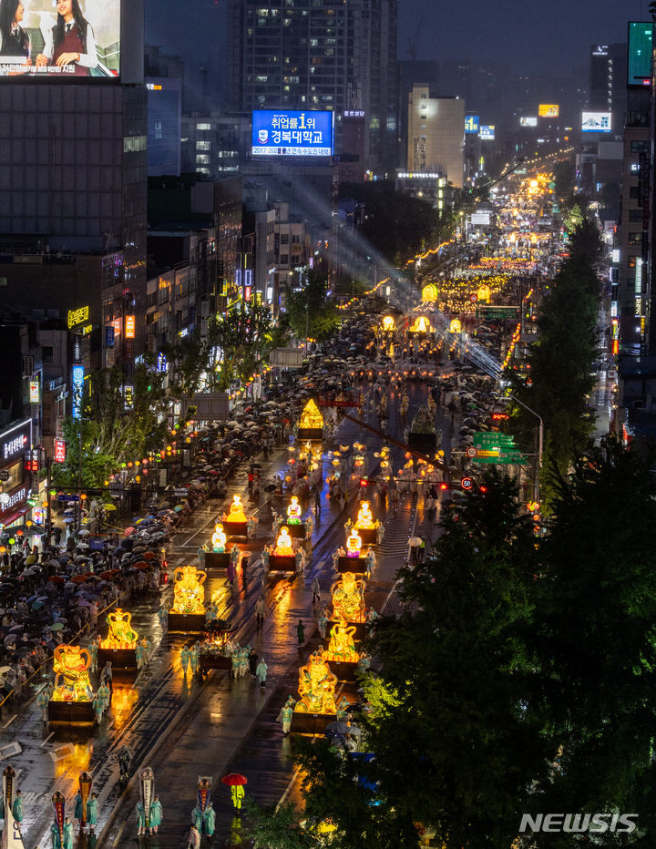 [서울=뉴시스] 김명년 기자 = 부처님오신날을 앞둔 11일 오후 서울 종로 일대에서 연등 행렬이 이어지고 있다. 2024.05.11. kmn@newsis.com