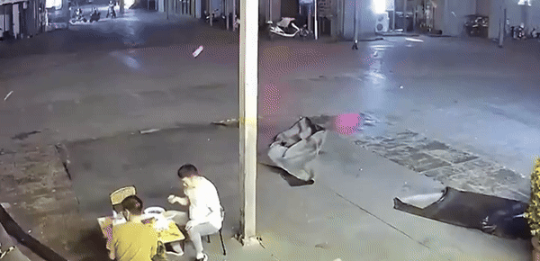 밥 먹던 사람들 날려버린 중국 강풍(영상)