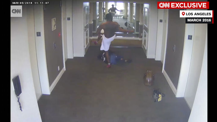[서울=AP/뉴시스] 미국 CNN이 힙합 거물 션 디디 콤스가 여자친구 캐시를 폭행하는 영상을 공개해 파장이 일고 있다. 해당 폭행은 2016년 3월 미국 로스앤젤레스(LA)의 호텔 복도에서 이뤄졌다.