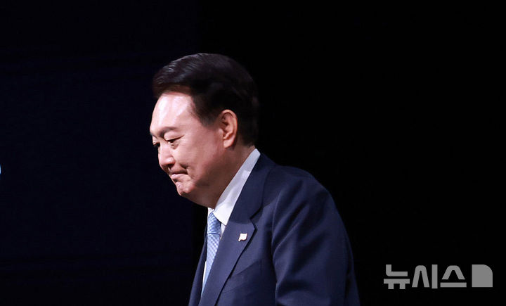 尹, 무궁화대훈장 못 받는 첫 대통령…연금도 날아간다