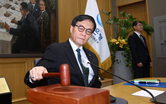 경기침체에도 집값·환율 발목 한은, 기준금리 2.5%로 동결