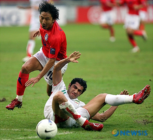 【쿠알라룸푸르(말레이시아)=뉴시스】 22일 오후 쿠알라룸푸르 부킷 잘릴스타디움에서 열린 2007아시안컵 8강 한국 대 이란 경기에서 이천수(한국)와 마단치(이란)가 몸싸움을 펼치고 있다. 