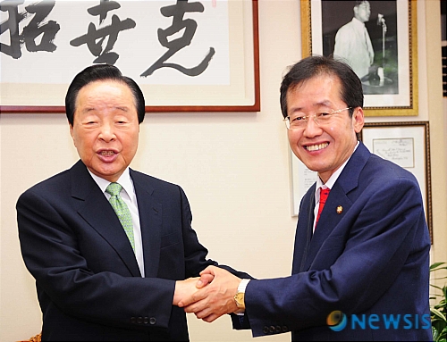 【서울=뉴시스】 홍준표 한나라당 원내대표 내정자가 27일 오후 서울 상도동 김영삼 전 대통령 자택을 예방 악수를 하고 있다. /임영주기자 dasee@newsis.com