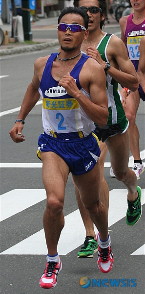 【서울=뉴시스】 이봉주(38, 삼성전자)는 지난 2008년7월20일 일본 홋카이도 시베츠에서 열린 시베츠하프마라톤(21.0975km)대회 남자부에서 1시간07분47초를 기록해 참가선수 70명 가운데 16위를 기록했다. (사진제공=삼성전자 육상단) /박대로기자 daero@newsis.com