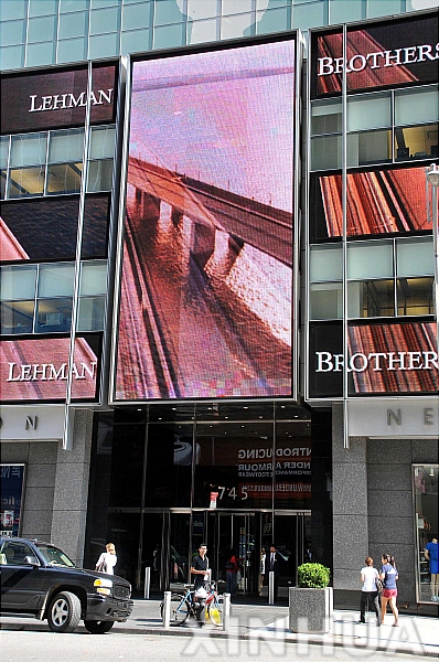 【뉴욕=신화/뉴시스】 14일(현지시간) 사람들이 미국 뉴욕의 리먼 브러더스 본사 앞을 지나가고 있다. 리먼 브러더스는 15일 파산을 신청했다. 2008.09.15