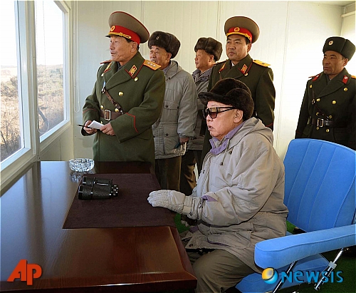 【평양=AP/뉴시스】 북한중앙통신이 도쿄를 통해 3일 공개한 촬영날짜 미상의 사진에서 김정일 위원장이 새해를 맞아 장소 미상의 북한 제105 기갑사단을 시찰하고 있다.