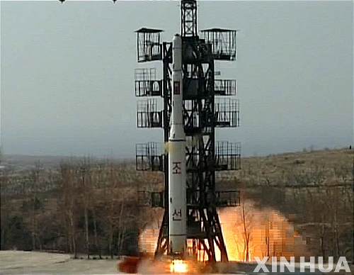 【평양(북한)=신화/뉴시스】 8일 북한의 조선중앙방송은 촬영 날짜 미상인 '광명성 2호'를 싣고 발사되는 '은하 2호' 로켓의 사진을 공개했다.