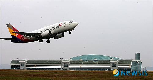 【광주=뉴시스】  전남 무안국제공항 항공기 이륙장면. 전남도는 2일 항공기와 여객선을 연계한 ‘남도 명품 여행상품’을 출시해 무안국제공항 국내선 탑승률을 배로 늘려나갈 계획이다고 밝혔다. (사진=전남도청 제공)/ 배상현기자 praxis@newsis.com <관련기사 있음> 