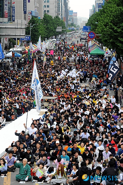 【광주=뉴시스】 17일 오후 광주 동구 금남로에서 5.18민주화운동 제29주년 기념행사위원회가 전야제에 앞서 국민대회를 갖고 있다. /맹대환기자 mdhnews@newsis.com