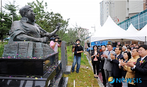 【광주=뉴시스】 광주 남광주 청년회의소(JC)가 15일 오전 남구 양림동 휴먼시아 아파트 입구 정율성로(路)에서 정율성 흉상 제막식을 가진 가운데 황일봉 남구청장, 옌펑란 주광주 중국총영사, 중국 해주구 청년연합회 회원 등이 기념사진을 촬영하고 있다. /맹대환기자 mdhnews@newsis.com 