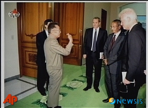 【AP/뉴시스】김정일 국방위원장과 빌 클린턴 전 대통령이 4일 만나고 있다. 사진은 조선중앙TV 방송 이미지. 